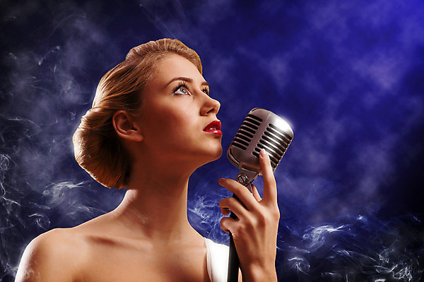 포토 JPG 해외이미지 백인 구름 헤어스타일 손 드레스 여자 별 음악 노래 전등 한명 사람 성인 파란색 컬러풀 금발 유행 콘서트 공연 연주자 음악가 가수 무대 광선 흰색 잡기 우아함 연기 마이크 입술 클럽 오디오 빛망울 노래방 뮤지컬 팝 생존 해외202004 해외202105 해외포토 자연요소 서양인 직업 1 옷 컬러 음향기기 컨셉 모션 문화예술 조명 이벤트 신체부위 전자제품 빛 파일형식