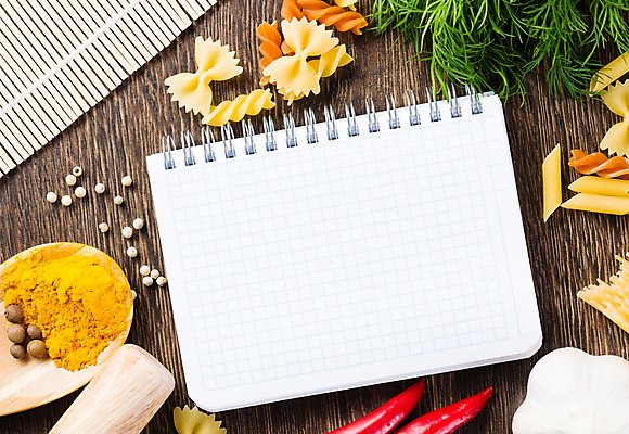 포토 JPG 해외이미지 전통 라이프스타일 문화 음식 채소 고추 탁자 파프리카 파스타 마늘 스파게티 요리 사람없음 빨간색 초록색 갈색 노란색 숟가락 쪽지 이탈리아 조미료 허브 향신료 메뉴 아로마 레시피 후추 옛날 강황 페스토 해외202004 해외202105 해외포토 식물 유럽 컬러 가구 식재료 서양음식 수저 생활 소스_음식 향미료 파일형식