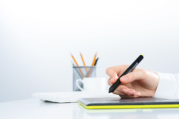 포토 JPG 해외이미지 직업 손 디자인 백그라운드 일러스트 탁자 창조 사람 그래픽 컴퓨터 사무실 알약 펜 디지털 스크린 모니터 검은색 장비 회색 흰색 공구 업무 작업 그리기 막대기 선택 디자이너 스케치 책상 그림 부드러움 팔 발생 해외202004 해외202105 해외포토 컬러 가구 컨셉 비즈니스 모션 미술 신체부위 전자제품 필기구 약 도구 감각 파일형식