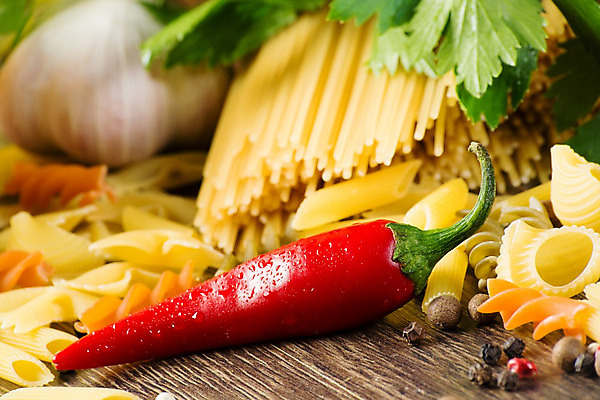 포토 JPG 해외이미지 접시 음식 채소 고추 탁자 파스타 마늘 스파게티 요리 사람없음 빨간색 초록색 갈색 식당 검은색 이탈리아 샐러드 회색 소시지 먹기 허브 향신료 후추 볼로냐 펜네 해외202004 해외202105 해외포토 식물 식기 유럽 컬러 가구 모션 서양음식 상점 가공식품 향미료 파일형식