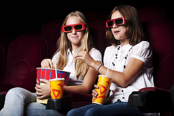 포토 JPG 해외이미지 응시 여자 안경 얼굴 어린이 2 의자 새로움 3 사람 두명 컵 3D 검은색 텔레비전 어둠 놀람 관찰 유머 영화관 극장 필름 영화 고민 공포 쇼 팝콘 충격 특별함 효과 해외202004 해외202105 해외포토 식기 시선 잡화 감정 컬러 가구 컨셉 모션 문화예술 표정 신체부위 전자제품 디지털합성 파일형식