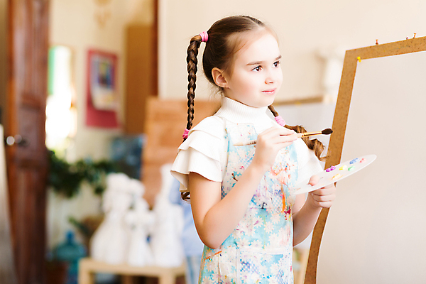 포토 JPG 해외이미지 백인 교육 행복 어린이 교실 학교 가족 수업 실내 창조 미술 한명 소년 취미 내부 학습 강사 교사 페인트 유치원 놀이방 육아 잡기 붓 그리기 그룹 클럽 그림 예술가 페인트붓 화가 개발 돌봄 초보 헬프 해외202004 해외202105 해외포토 서양인 직업 1 남자 감정 관계 모션 문화예술 사람 도움 파일형식