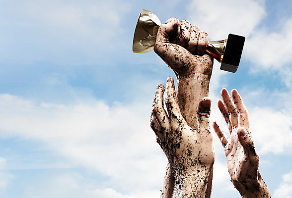 포토 JPG 해외이미지 손 스포츠 와인잔 비즈니스 하늘 성공 기술 사람없음 컵 파란색 빛 금속 경쟁 게임 축하 잡기 우승 발표 사발 황금 상패 트로피 심볼 지역 대회 명예 골 승자 챔피언 필승 스타일 완전 해외202004 해외202105 해외포토 레이스천 식기 컬러 컨셉 술잔 모션 재질 놀이 신체부위 직물 최고 사기그릇 상_우승 파일형식