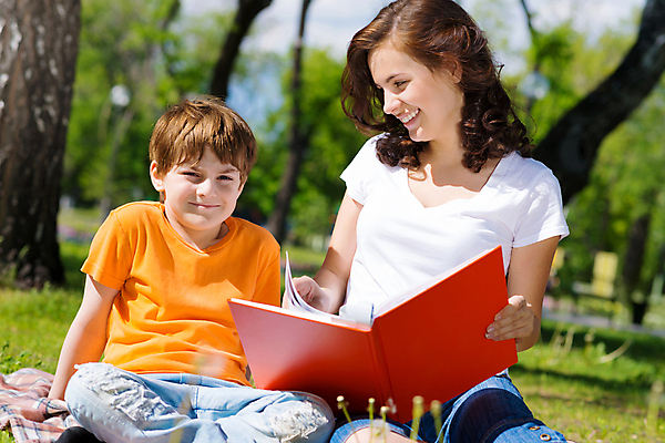 포토 JPG 해외이미지 백인 라이프스타일 응시 공원 여자 교육 행복 아들 얼굴 어린이 백그라운드 2 가족 자연 놀이 함께함 건강 사랑 사람 소년 야외 두명 책 초록색 스터디 부모 기쁨 아기 잡기 그리기 해외202004 해외202105 해외포토 서양인 시선 공공시설 남자 감정 컬러 컨셉 관계 모션 생활 신체부위 학습 생태계 파일형식