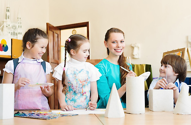 포토 JPG 해외이미지 학생 교육 어린이 교실 학교 수업 아이디어 함께함 실내 창조 미술 앉기 소년 여러명 성인 내부 가로 카메라 교사 작업 도움 가르침 그룹 중앙 토론 그림 예술가 멀티 혼혈 해외202004 해외202105 해외포토 직업 남자 다수 컨셉 모션 문화예술 사람 전자제품 다문화 파일형식