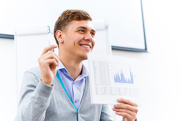 포토 JPG 해외이미지 백인 학생 여자 교육 행복 교실 학교 그래프 설명 한명 사람 앉기 인종 소년 성인 학습 스터디 교육자 교사 듣기 정보 도움 가르침 그룹 강의 책상 대학교 쇼 과제 주목 목차 연습생 견습생 해외202004 해외202105 해외포토 서양인 직업 1 남자 감정 어린이 가구 컨셉 모션 연습 파일형식