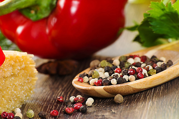 포토 JPG 해외이미지 접시 음식 채소 고추 탁자 파스타 스파게티 요리 사람없음 빨간색 초록색 갈색 식당 검은색 이탈리아 샐러드 회색 소시지 먹기 허브 향신료 후추 볼로냐 펜네 해외202004 해외202105 해외포토 식물 식기 유럽 컬러 가구 모션 서양음식 상점 가공식품 향미료 파일형식