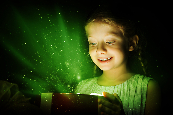 포토 JPG 해외이미지 백인 여자 행복 감정 별 얼굴 어린이 백그라운드 컨셉 크리스마스 겨울 추상 휴가 새로움 기념 요정 선물 한명 사람 장식 빛 상자 어둠 놀람 기쁨 축하 표현 오픈 생일 야간 기적 마법 획득 노려봄 효과 해외202004 해외202105 해외포토 자연요소 서양인 1 계절 기념일 무늬 표정 신체부위 파일형식