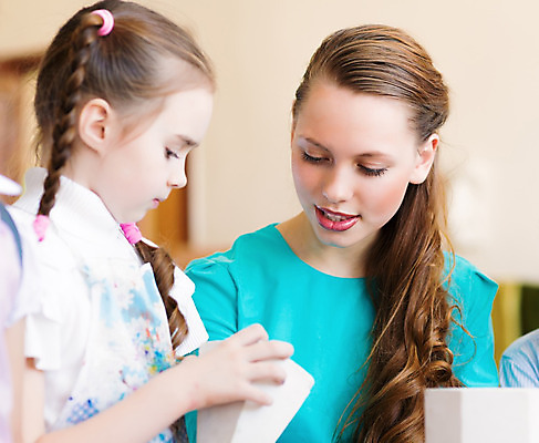 포토 JPG 해외이미지 학생 교육 어린이 교실 학교 수업 아이디어 함께함 실내 창조 미술 앉기 소년 성인 내부 두명 가로 카메라 교사 작업 도움 가르침 그룹 중앙 토론 그림 예술가 멀티 혼혈 해외202004 해외202105 해외포토 직업 남자 컨셉 모션 문화예술 사람 전자제품 다문화 파일형식