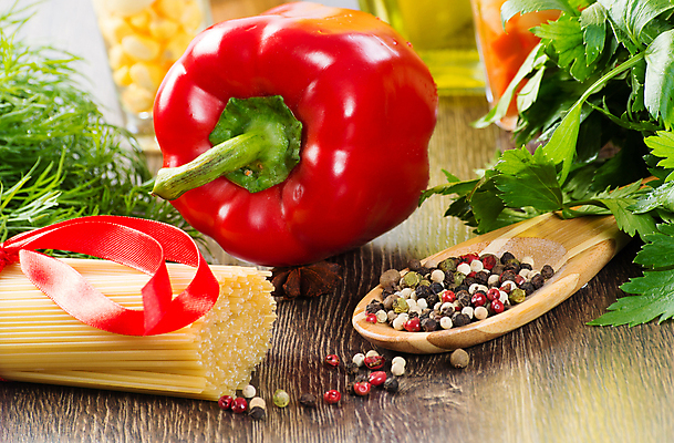 포토 JPG 해외이미지 접시 음식 채소 고추 탁자 파스타 스파게티 요리 사람없음 빨간색 초록색 갈색 식당 검은색 이탈리아 샐러드 회색 소시지 먹기 허브 향신료 후추 볼로냐 펜네 해외202004 해외202105 해외포토 식물 식기 유럽 컬러 가구 모션 서양음식 상점 가공식품 향미료 파일형식