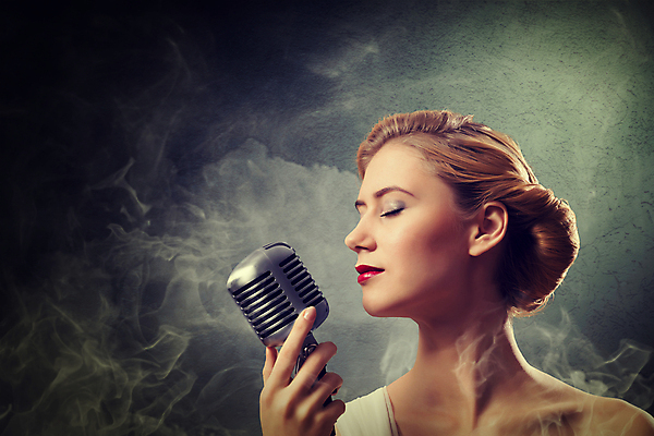 포토 JPG 해외이미지 백인 구름 헤어스타일 손 드레스 여자 별 음악 노래 전등 한명 사람 성인 파란색 컬러풀 금발 유행 콘서트 공연 연주자 음악가 가수 무대 광선 흰색 잡기 우아함 연기 마이크 입술 클럽 오디오 빛망울 노래방 뮤지컬 팝 생존 해외202004 해외202105 해외포토 자연요소 서양인 직업 1 옷 컬러 음향기기 컨셉 모션 문화예술 조명 이벤트 신체부위 전자제품 빛 파일형식