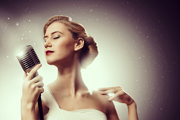 포토 JPG 해외이미지 모델 여자 별 음악 노래 갈색머리 한명 사람 이벤트 파티 유행 어둠 소리 콘서트 공연 연주자 음악가 가수 무대 표현 악단 우아함 시원함 마이크 클럽 디스코 오디오 팝 생존 효과 해외202004 해외202105 해외포토 자연요소 직업 1 헤어스타일 음향기기 컨셉 문화예술 전자제품 춤 파일형식