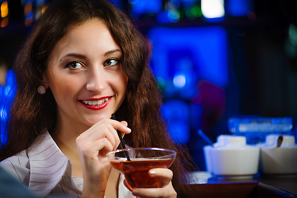 포토 JPG 해외이미지 백인 라이프스타일 응시 여자 행복 얼굴 음료 유리 한명 사람 성인 내부 파티 식당 카페 마시기 알코올 칵테일 바 야간 클럽 유흥 해외202004 해외202105 해외포토 자연요소 서양인 1 시선 감정 모션 재질 주류 이벤트 생활 신체부위 상점 파일형식