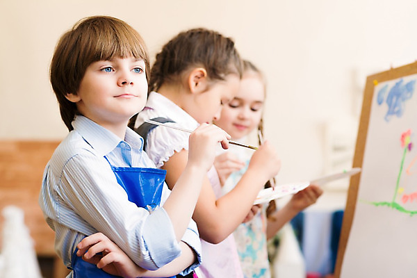 포토 JPG 해외이미지 백인 교육 행복 어린이 교실 학교 가족 수업 실내 창조 미술 소년 취미 내부 세명 학습 강사 교사 페인트 유치원 놀이방 육아 잡기 붓 그리기 그룹 클럽 그림 예술가 페인트붓 화가 개발 돌봄 초보 헬프 해외202004 해외202105 해외포토 서양인 직업 남자 감정 관계 모션 문화예술 사람 도움 파일형식