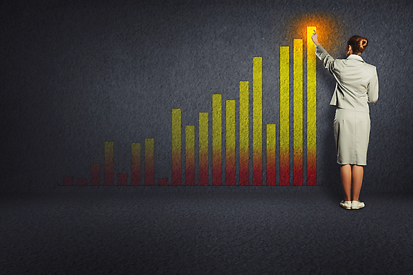 포토 JPG 해외이미지 백인 직업 여자 선 벽 컨셉 비즈니스 사다리 성공 열쇠 설계 아이디어 창조 한명 사람 도전 기록 업무 비즈니스우먼 계획 위험 대표 심볼 그림 보여주기 해결 발견 골 혼란 해외202004 해외202105 해외포토 서양인 1 모션 도구 작업 직장인 파일형식