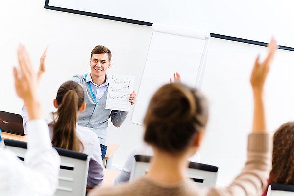 포토 JPG 해외이미지 백인 학생 여자 교육 행복 교실 학교 책장 사람 앉기 인종 소년 성인 세명 학습 스터디 교육자 교사 듣기 정보 도움 가르침 그룹 강의 책상 대학교 과제 주목 연습생 견습생 해외202004 해외202105 해외포토 서양인 직업 남자 감정 어린이 가구 컨셉 모션 연습 파일형식