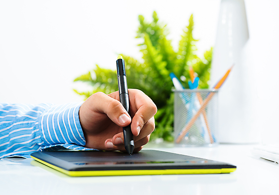 포토 JPG 해외이미지 무료이미지 직업 손 디자인 일러스트 건축양식 손가락 탁자 기술 창조 미술 사람 사람없음 그래픽 컴퓨터 터치패드 사무실 알약 연필 펜 디지털 검은색 페인트 장비 회색 과학기술 기구 공구 업무 작업 그리기 막대기 디자이너 스케치 그림 예술가 패드 입력 해외202004 해외202105 해외포토 건축 컬러 가구 비즈니스 모션 문화예술 학용품 신체부위 전자제품 필기구 약 도구 파일형식