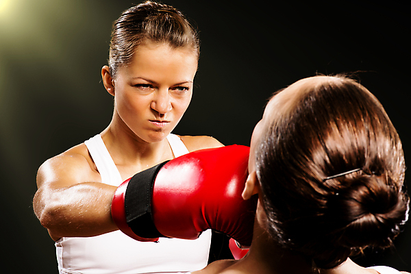 포토 JPG 해외이미지 백인 라이프스타일 옷 여자 스포츠 장갑 신체 응원 갈색머리 실내 건강 사람 20대 성인 두명 운동 검은색 힘 권투 분노 권투글러브 연습 체육관 싸움 공격적 돌봄 해외202004 해외202105 해외포토 서양인 헤어스타일 잡화 감정 컬러 컨셉 모션 청년 내부 생활 격투기 글러브 파일형식