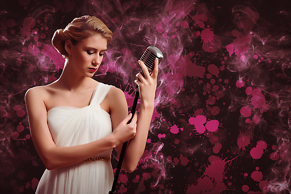 포토 JPG 해외이미지 모델 여자 별 음악 노래 갈색머리 한명 사람 이벤트 파티 유행 어둠 소리 콘서트 공연 연주자 음악가 가수 무대 표현 악단 우아함 시원함 마이크 클럽 디스코 오디오 팝 생존 효과 해외202004 해외202105 해외포토 자연요소 직업 1 헤어스타일 음향기기 컨셉 문화예술 전자제품 춤 파일형식