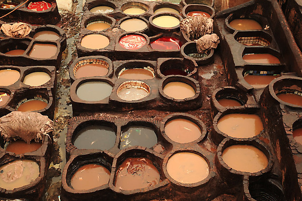 포토 JPG 해외이미지 구름 전통 여행 건축양식 아프리카 사람없음 컬러풀 여행객 죽음 업무 작업실 중세 역사 가죽 이슬람교 공예 냄새 모로코 메디나 솜씨 아랍어 안뜰 옛날 흥미 해외202004 해외202105 해외포토 자연요소 건축 나라 종교 컬러 컨셉 사람 취미 작업 파일형식