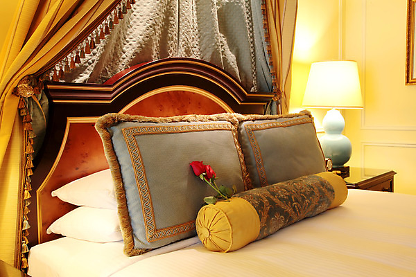 포토 JPG 해외이미지 1 디자인 아시아 여행 교실 베개 호텔 휴가 휴식 사랑 동양인 사람없음 내부 책 침실 방 낭만 신혼여행 흰색 침대 고급 소중 만족 부드러움 시트 예약 설정 경영 프리미엄 해외202004 해외202105 해외포토 교육 감정 나라 컬러 가구 결혼 컨셉 비즈니스 학교 침구 숙소 인종 감각 파일형식