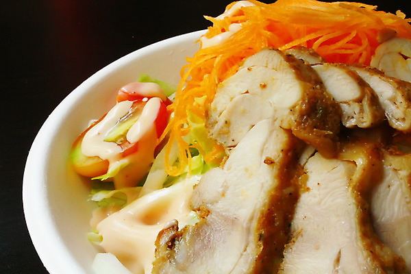 포토 JPG 해외이미지 라이프스타일 음식 조각 다이어트 부분 탁자 건강 사람없음 검은색 치킨 당근 샐러드 흰색 사발 떨어짐 상추 작음 심플 서빙 테이크아웃 시저샐러드 해외202004 해외202105 해외포토 컬러 가구 컨셉 채소 뿌리채소 생활 사기그릇 크기 닭고기요리 파일형식