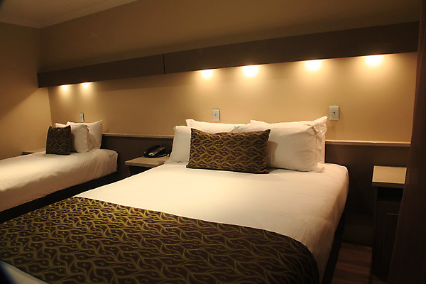 포토 JPG 해외이미지 가구 침구 호텔 전등 주택 사람없음 내부 장식 인테리어 갈색 침실 침대 램프 고급 야간 저녁 휴양지 심플 객실 스타일 해외202004 해외202105 해외포토 자연요소 디자인 컬러 생활용품 컨셉 숙소 조명 건물 장소 파일형식