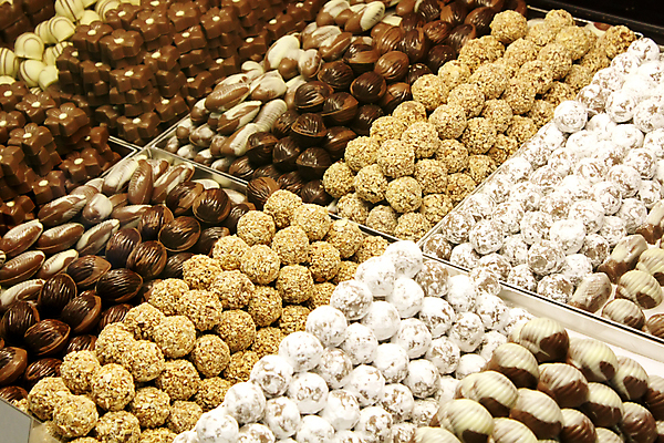 포토 JPG 해외이미지 모양 음식 사탕 종류 사람없음 장식 갈색 쌓기 과자 상점 초콜릿 여러개 우유 견과류 흰색 대접 고급 선택 맛 언덕 모음 충동구매 해로움 프랄린 솔깃 맛있는 해외202004 해외202105 해외포토 컬러 다수 컨셉 모션 디저트 유제품 한글 쇼핑 과소비 파일형식