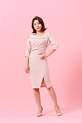 포토 JPG 스튜디오촬영 전신 원피스 여자 허리손 실내 한명 서기 미소 20대 성인 앞모습 뷰티 봄 한국인 의료성형뷰티 성인여자한명만 분홍색배경 국내포토 1 옷 계절 뷰포인트 분홍색 포즈 백그라운드 모션 표정 사람 동양인 청년 내부 여자한명만 성인여자만 파일형식
