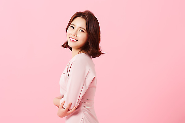 포토 JPG 스튜디오촬영 원피스 여자 실내 한명 미소 상반신 20대 성인 옆모습 뷰티 팔짱 봄 한국인 의료성형뷰티 성인여자한명만 분홍색배경 국내포토 1 옷 계절 뷰포인트 분홍색 백그라운드 모션 표정 사람 동양인 청년 내부 여자한명만 성인여자만 파일형식