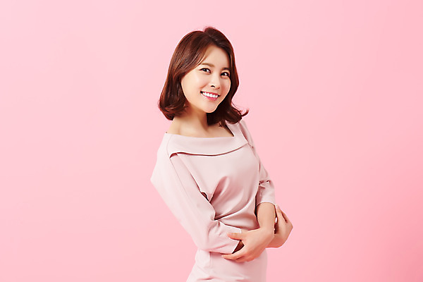 포토 JPG 스튜디오촬영 원피스 여자 실내 한명 미소 상반신 20대 성인 옆모습 뷰티 팔짱 봄 한국인 의료성형뷰티 성인여자한명만 분홍색배경 국내포토 1 옷 계절 뷰포인트 분홍색 백그라운드 모션 표정 사람 동양인 청년 내부 여자한명만 성인여자만 파일형식