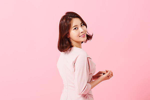 포토 JPG 스튜디오촬영 원피스 여자 실내 한명 미소 상반신 20대 성인 뒷모습 뷰티 봄 한국인 뒤돌아보기 의료성형뷰티 성인여자한명만 분홍색배경 국내포토 1 옷 계절 뷰포인트 분홍색 백그라운드 모션 표정 사람 동양인 청년 내부 여자한명만 성인여자만 파일형식