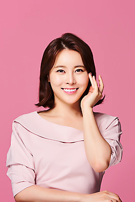 포토 JPG 스튜디오촬영 원피스 여자 실내 한명 미소 손짓 상반신 20대 성인 앞모습 뷰티 봄 한국인 의료성형뷰티 성인여자한명만 분홍색배경 국내포토 1 옷 계절 뷰포인트 분홍색 백그라운드 모션 표정 사람 동양인 청년 내부 여자한명만 성인여자만 파일형식