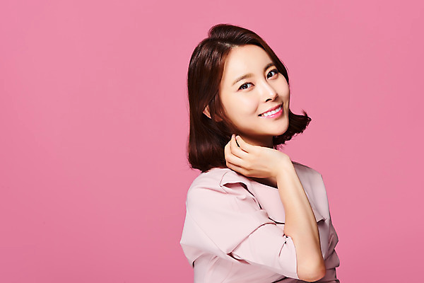 포토 JPG 스튜디오촬영 원피스 여자 실내 한명 미소 손짓 상반신 20대 성인 옆모습 뷰티 봄 한국인 의료성형뷰티 성인여자한명만 분홍색배경 국내포토 1 옷 계절 뷰포인트 분홍색 백그라운드 모션 표정 사람 동양인 청년 내부 여자한명만 성인여자만 파일형식