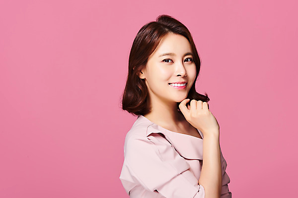 포토 JPG 스튜디오촬영 원피스 여자 실내 한명 미소 손짓 상반신 20대 성인 옆모습 뷰티 봄 한국인 의료성형뷰티 성인여자한명만 분홍색배경 국내포토 1 옷 계절 뷰포인트 분홍색 백그라운드 모션 표정 사람 동양인 청년 내부 여자한명만 성인여자만 파일형식