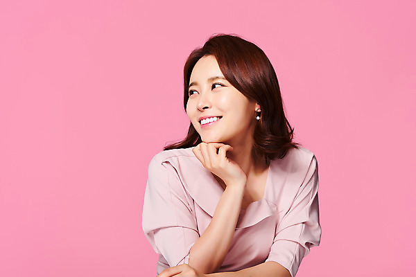 포토 JPG 스튜디오촬영 응시 원피스 여자 실내 한명 미소 상반신 20대 성인 옆모습 뷰티 턱괴기 봄 한국인 의료성형뷰티 성인여자한명만 분홍색배경 국내포토 1 시선 옷 계절 뷰포인트 분홍색 백그라운드 모션 표정 사람 동양인 청년 내부 여자한명만 성인여자만 파일형식