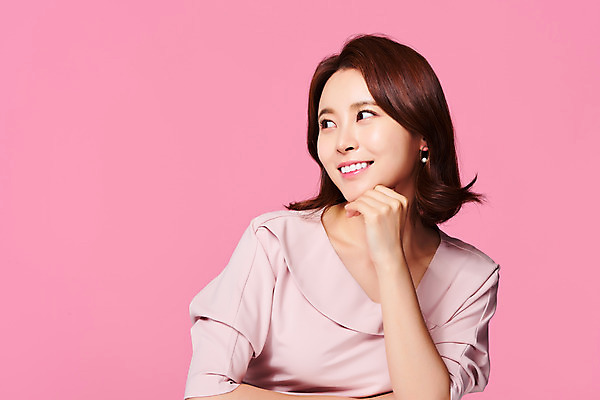 포토 JPG 스튜디오촬영 응시 원피스 여자 실내 한명 미소 상반신 20대 성인 옆모습 뷰티 턱괴기 봄 한국인 의료성형뷰티 성인여자한명만 분홍색배경 국내포토 1 시선 옷 계절 뷰포인트 분홍색 백그라운드 모션 표정 사람 동양인 청년 내부 여자한명만 성인여자만 파일형식