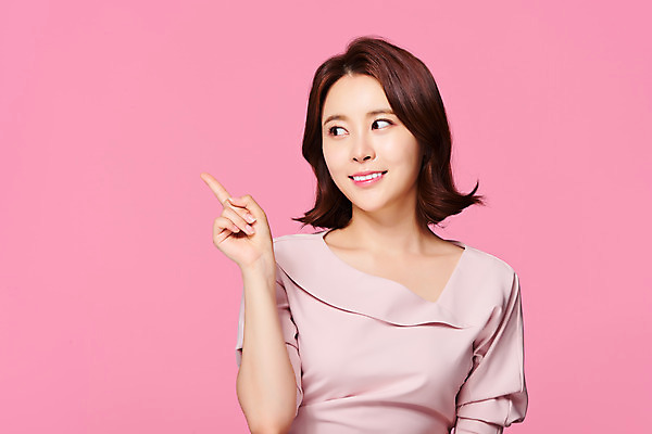 포토 JPG 스튜디오촬영 응시 원피스 여자 실내 한명 미소 상반신 20대 성인 앞모습 뷰티 봄 한국인 가리킴 의료성형뷰티 성인여자한명만 분홍색배경 국내포토 1 시선 옷 계절 뷰포인트 분홍색 백그라운드 표정 사람 동양인 손짓 청년 내부 여자한명만 성인여자만 파일형식