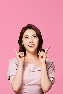 포토 JPG 스튜디오촬영 원피스 여자 실내 한명 미소 상반신 20대 성인 앞모습 뷰티 봄 한국인 올려보기 가리킴 의료성형뷰티 성인여자한명만 분홍색배경 국내포토 1 옷 계절 뷰포인트 분홍색 백그라운드 모션 표정 사람 동양인 손짓 청년 내부 여자한명만 성인여자만 파일형식