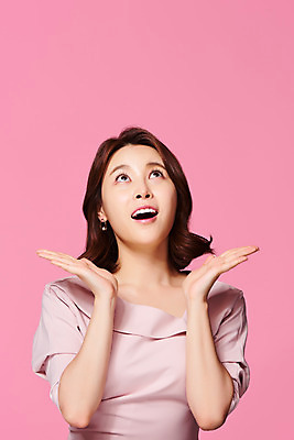 포토 JPG 스튜디오촬영 원피스 여자 실내 한명 미소 손짓 상반신 20대 성인 앞모습 뷰티 놀람 봄 한국인 올려보기 의료성형뷰티 성인여자한명만 분홍색배경 국내포토 1 옷 계절 감정 뷰포인트 분홍색 백그라운드 모션 표정 사람 동양인 청년 내부 여자한명만 성인여자만 파일형식