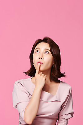 포토 JPG 스튜디오촬영 원피스 여자 실내 한명 손짓 상반신 20대 성인 앞모습 뷰티 놀람 봄 한국인 올려보기 의료성형뷰티 성인여자한명만 분홍색배경 국내포토 1 옷 계절 감정 뷰포인트 분홍색 백그라운드 모션 표정 사람 동양인 청년 내부 여자한명만 성인여자만 파일형식