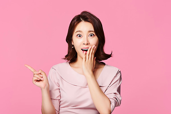 포토 JPG 스튜디오촬영 응시 원피스 여자 실내 한명 미소 상반신 20대 성인 앞모습 뷰티 놀람 봄 한국인 가리킴 의료성형뷰티 성인여자한명만 분홍색배경 국내포토 1 시선 옷 계절 감정 뷰포인트 분홍색 백그라운드 표정 사람 동양인 손짓 청년 내부 여자한명만 성인여자만 파일형식