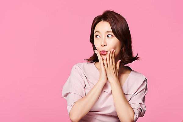 포토 JPG 스튜디오촬영 응시 원피스 여자 실내 한명 손짓 상반신 20대 성인 앞모습 뷰티 놀람 봄 한국인 의료성형뷰티 성인여자한명만 분홍색배경 국내포토 1 시선 옷 계절 감정 뷰포인트 분홍색 백그라운드 모션 표정 사람 동양인 청년 내부 여자한명만 성인여자만 파일형식