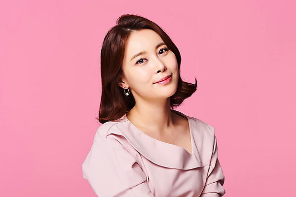 포토 JPG 스튜디오촬영 응시 원피스 여자 실내 한명 미소 상반신 20대 성인 옆모습 뷰티 봄 한국인 의료성형뷰티 성인여자한명만 분홍색배경 국내포토 1 시선 옷 계절 뷰포인트 분홍색 백그라운드 표정 사람 동양인 청년 내부 여자한명만 성인여자만 파일형식