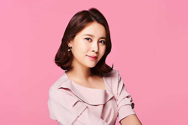 포토 JPG 스튜디오촬영 응시 원피스 여자 실내 한명 미소 상반신 20대 성인 옆모습 뷰티 봄 한국인 의료성형뷰티 성인여자한명만 분홍색배경 국내포토 1 시선 옷 계절 뷰포인트 분홍색 백그라운드 표정 사람 동양인 청년 내부 여자한명만 성인여자만 파일형식