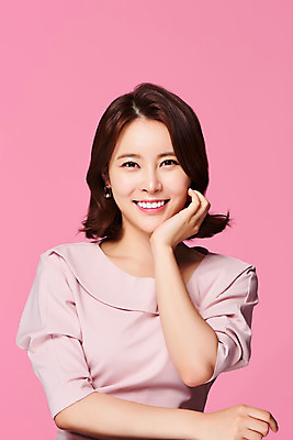 포토 JPG 스튜디오촬영 원피스 여자 실내 한명 미소 상반신 20대 성인 앞모습 뷰티 턱괴기 봄 한국인 의료성형뷰티 성인여자한명만 분홍색배경 국내포토 1 옷 계절 뷰포인트 분홍색 백그라운드 모션 표정 사람 동양인 청년 내부 여자한명만 성인여자만 파일형식