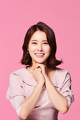 포토 JPG 스튜디오촬영 원피스 여자 실내 한명 미소 손짓 상반신 20대 성인 앞모습 뷰티 봄 한국인 의료성형뷰티 성인여자한명만 분홍색배경 국내포토 1 옷 계절 뷰포인트 분홍색 백그라운드 모션 표정 사람 동양인 청년 내부 여자한명만 성인여자만 파일형식