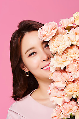 포토 JPG 스튜디오촬영 원피스 여자 꽃다발 실내 한명 미소 상반신 20대 성인 앞모습 뷰티 봄 한국인 가림 카네이션 의료성형뷰티 성인여자한명만 분홍색배경 국내포토 1 옷 계절 꽃 뷰포인트 분홍색 백그라운드 모션 표정 사람 동양인 청년 내부 여자한명만 성인여자만 파일형식