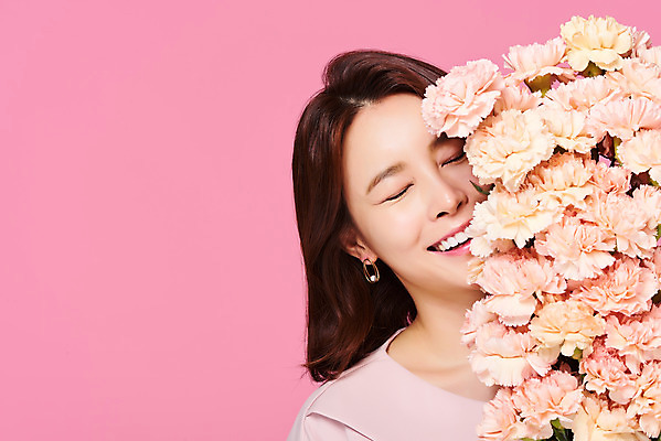 포토 JPG 스튜디오촬영 원피스 여자 꽃다발 실내 한명 미소 상반신 20대 성인 앞모습 뷰티 눈감음 봄 한국인 가림 카네이션 의료성형뷰티 성인여자한명만 분홍색배경 국내포토 1 옷 계절 꽃 뷰포인트 분홍색 백그라운드 모션 표정 사람 동양인 청년 내부 여자한명만 성인여자만 파일형식