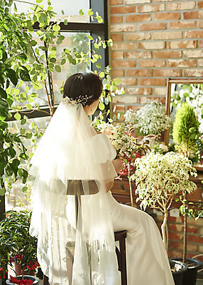 포토 JPG 스튜디오촬영 여자 신부 부케 웨딩드레스 결혼 의자 면사포 실내 한명 들기 앉기 상반신 20대 성인 뒷모습 한국인 기다림 설레임 웨딩라이프 성인여자한명만 웨딩촬영 스몰웨딩 국내포토 1 라이프스타일 드레스 감정 뷰포인트 꽃다발 가구 모션 사람 동양인 이벤트 청년 내부 결혼소품 기념사진 여자한명만 성인여자만 파일형식